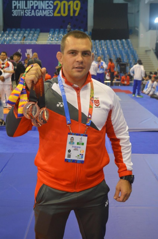 Coach Artem Kotov with medals at the 30th SEA Games 2019